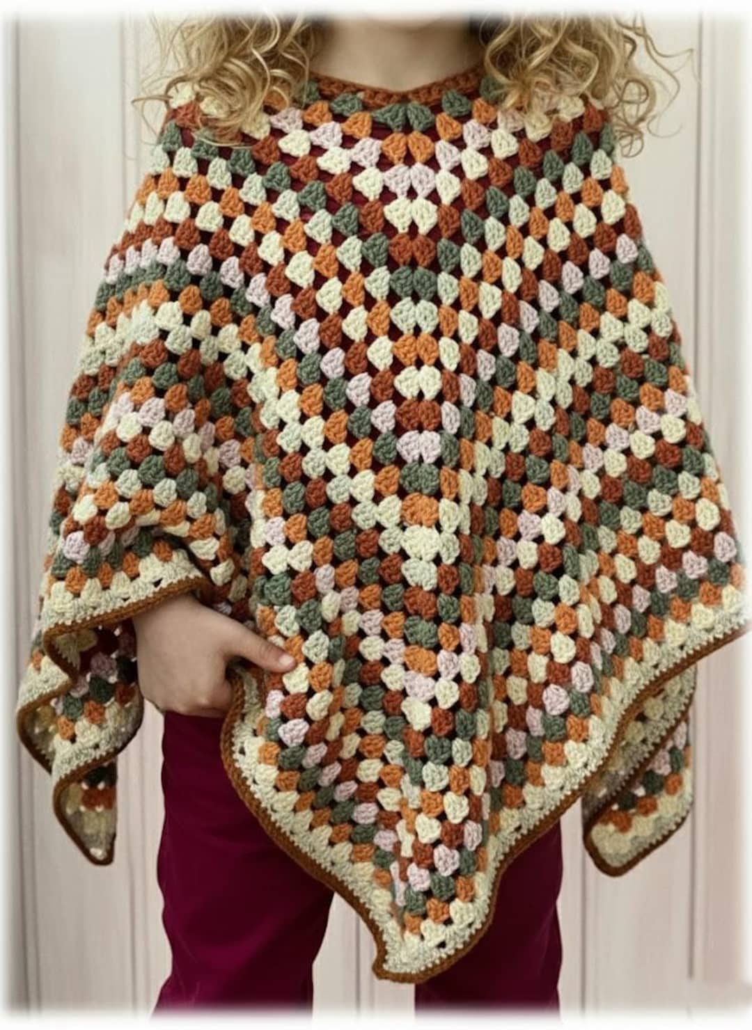 かぎ針編みの子供用おばあちゃん用スクエアポンチョのパターン。簡単な