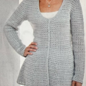 Op de afbeelding: Een lichtgrijze gehaakte cardigan met een V-hals en lange mouwen. De cardigan heeft een losse pasvorm en een licht uitlopende zoom.