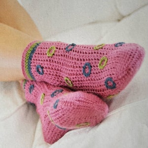 Jolies chaussettes au crochet à rayures et à pois, téléchargement immédiat