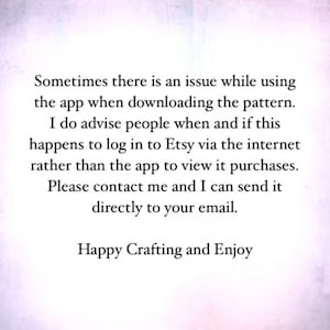 Op de afbeelding: Tekst op een witte achtergrond met een roze tint. De tekst luidt: "Soms is er een probleem bij het gebruik van de app tijdens het downloaden van het patroon. Ik adviseer mensen om in te loggen op Etsy via internet in plaats van de app te gebruiken om hun aankopen te bekijken. Neem contact met me op en ik kan het direct naar je e-mail sturen. Veel plezier met knutselen en geniet ervan"