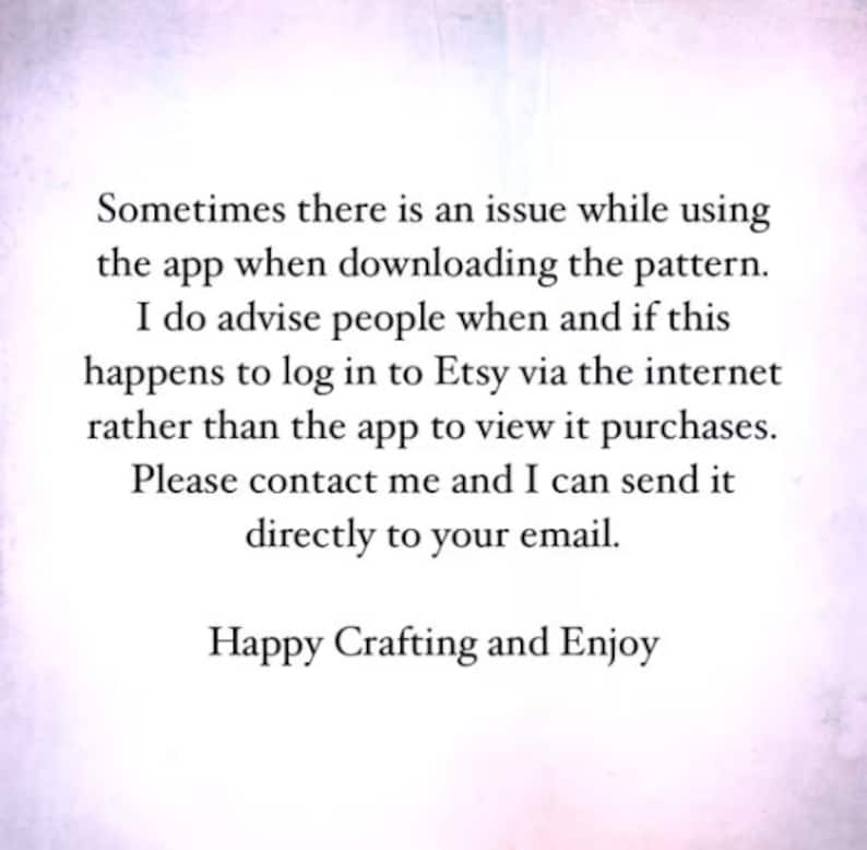 Op de afbeelding: Tekst op een witte achtergrond met een roze tint. De tekst luidt: "Soms is er een probleem bij het gebruik van de app tijdens het downloaden van het patroon. Ik adviseer mensen om in te loggen op Etsy via internet in plaats van de app te gebruiken om hun aankopen te bekijken. Neem contact met me op en ik kan het direct naar je e-mail sturen. Veel plezier met knutselen en geniet ervan"