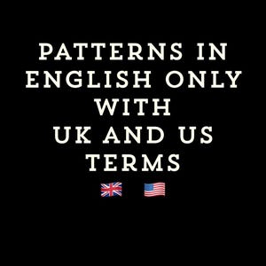 Op de afbeelding: Tekst op een zwarte achtergrond die "Patterns in English only with UK and US terms" luidt. De vlaggen van het Verenigd Koninkrijk en de Verenigde Staten worden onder de tekst weergegeven.