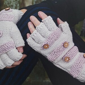 Puede incluir: Guantes de punto sin dedos en gris claro con detalles en lavanda y botones de madera. Los guantes presentan un diseño acanalado y son perfectos para el clima fresco. Un accesorio cómodo y elegante.