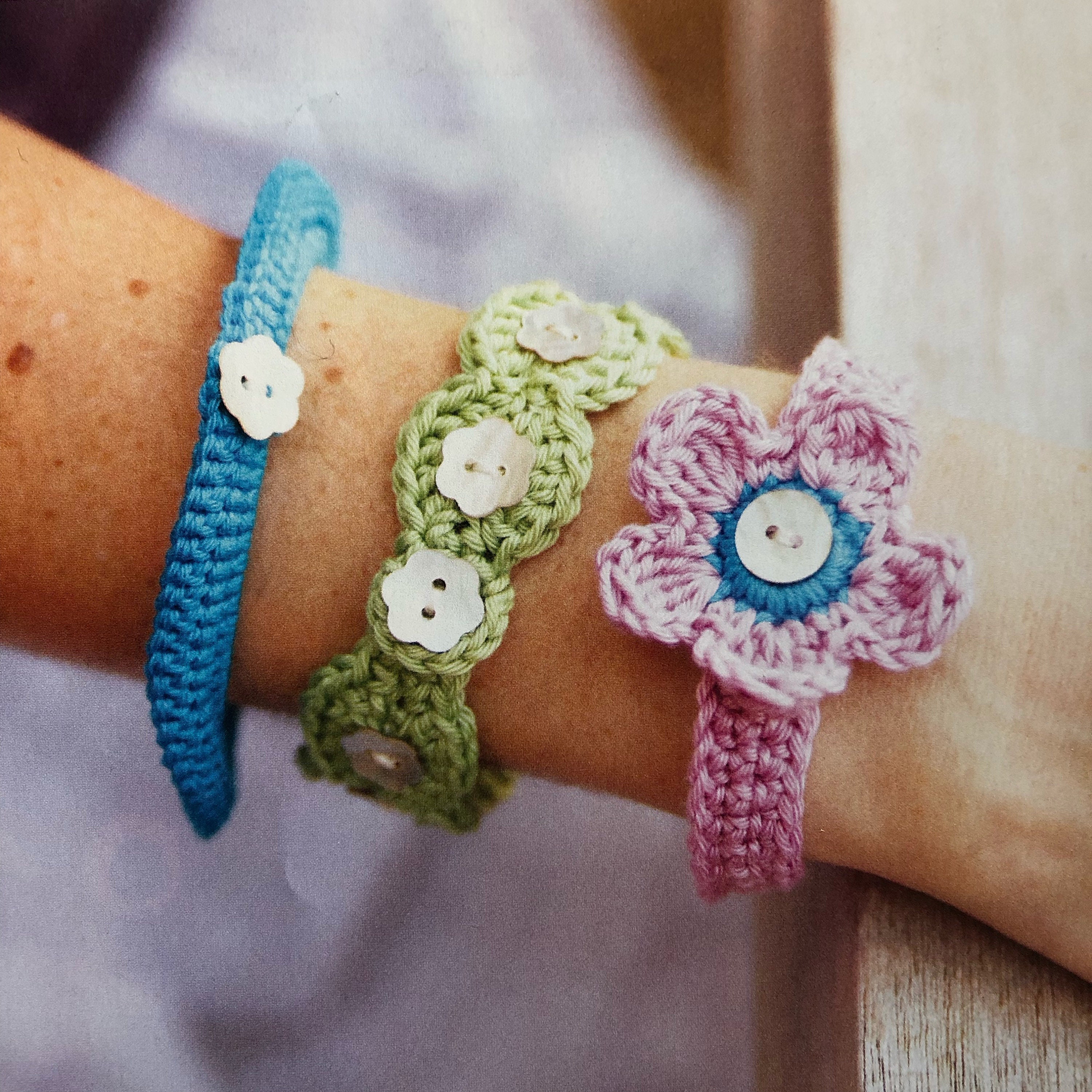 かぎ針編みの花のブレスレットのパターン。初心者に最適なプロジェクト