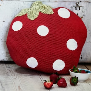 Modello per cuscino oversize a forma di fragola lavorato a maglia. Tutorial per lavorare a maglia un cuscino di frutta divertente, download digitale immediato.