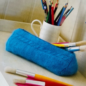 Modèle de trousse à crayons en tricot Un moyen idéal de garder vos stylos en sécurité et à portée de main Faire un cadeau fait main Tutoriel de tricot Téléchargement numérique instantané