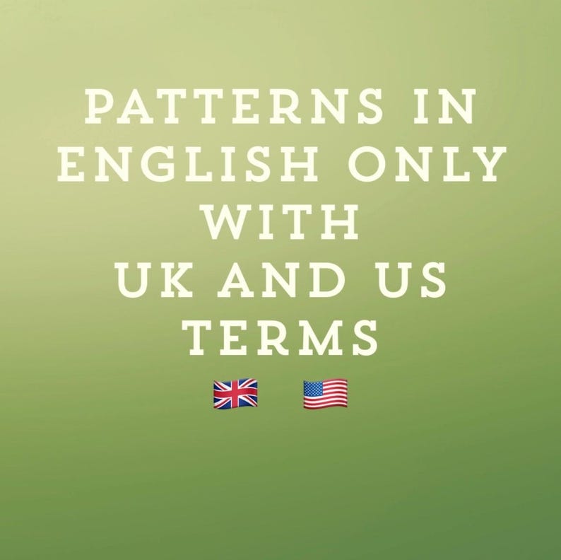 以下が含まれることがあります： 緑色の背景に「Patterns in English only with UK and US terms」というテキストが表示されています。イギリスとアメリカの旗がテキストの下に表示されています。