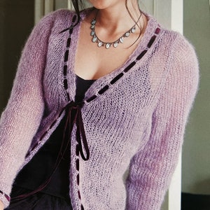 Modello di cardigan in mohair lavorato a maglia con eleganti decorazioni con nastri infilati Tutorial di lavoro a maglia Download digitale immediato