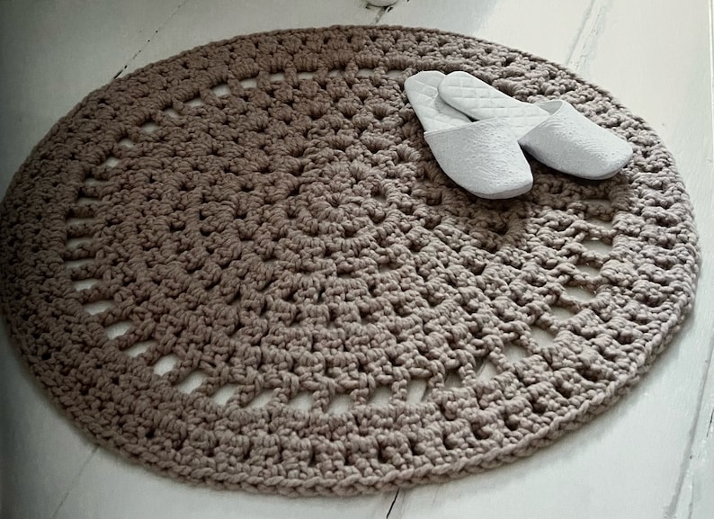This is a large round oversized circle rug made with thick chunky yarn that is an easy crochet pattern to make for your home