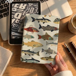 Custodia magnetica a forma di pesce per Kindle Paperwhite, custodia per Kobo, Kindle Paperwhite 12a generazione da 7", retro trasparente per Kindle Paperwhite 11a generazione, Kindle Colorsoft, Kindle base