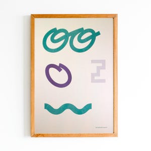 Puede incluir: Una impresión artística enmarcada con formas abstractas en verde azulado, morado y lila claro sobre un fondo crema. El marco de madera rodea la obra de arte, que incluye el texto "THE DRUNKS SHOW" en la parte inferior.