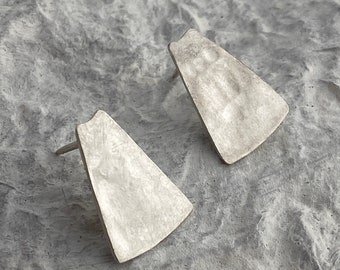 Pendientes de plata elegantes, pendientes con estilo, hechos a mano y únicos.