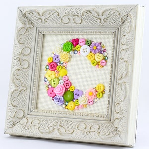 Carta de monograma personalizada / Arte de letras de botón multicolor enmarcado / Decoración de guardería, Decoración de habitación de bebé / Arte de letras del alfabeto / Nuevo regalo para bebés