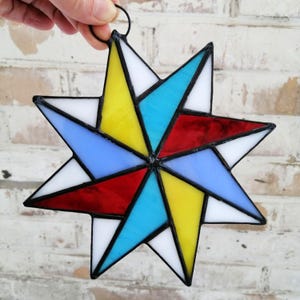 Bunter 8-zackiger Stern-Buntglas-Suncatcher-Fenster- / Wanddekor. Nordstern himmlische Ornament