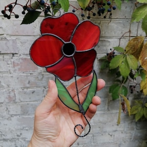 Suspension de fenêtre attrape-soleil en vitrail boho rouge coquelicot. Fleur de pavot unique sur la tige avec ornement de feuilles. Cadeau coquelicot