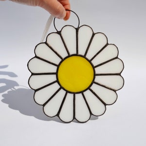 White Daisy Glasmalerei Sun Catcher Fensterbehang oder Wanddekor. April Geburtsblume Sonnenfänger. Muttertag Geschenkidee