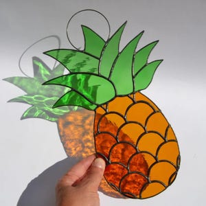 Glasmalerei-Ananas-Suncatcher-Fensterbehang oder Wanddekor, großer tropischer Früchte-Suncatcher. Ananas Wertschätzung Willkommensschild