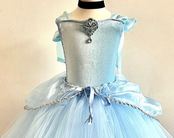 Costume da bambina ispirato a Cenerentola, realizzato su misura