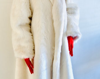 Cappotto in pelliccia sintetica ispirato a Cruella De Ville della Disney, realizzato su misura.