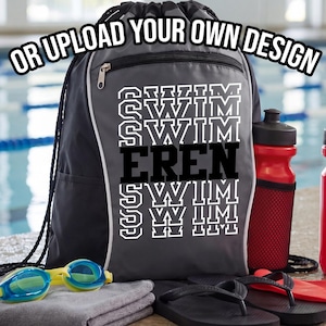 Może przedstawiać: Szary i czarny plecak ze sznurkiem z napisem "SWIM EREN SWIM SWIM" jest otoczony sprzętem do pływania. Sprzęt obejmuje dwie czerwone butelki na wodę, szary ręcznik, gogle, stoper i czarne klapki. Tekst "OR UPLOAD YOUR OWN DESIGN" znajduje się nad plecakiem.