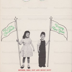 Tarjeta recortable con foto vintage en blanco y negro de una niña y un niño con sorpresa de acebo navideño y feliz año nuevo para descargar digitalmente