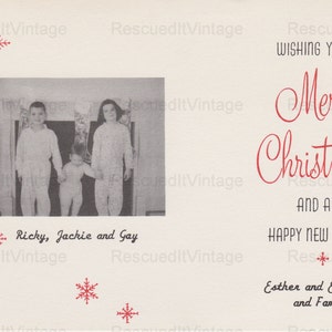Tarjeta de felicitación navideña con medias navideñas y chimenea para niñas y niños en blanco y negro, descarga digital