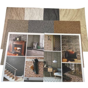 Może przedstawiać: Prezentacja próbek tapet o różnych fakturach i kolorach, w tym kamienia, granitu i usłojenia drewna. Próbki ułożone są nad broszurą prezentującą zastosowania w aranżacji wnętrz.