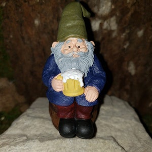 Tipsy Gnom Statue, Biergarten-Dekor, handbemaltes Resin