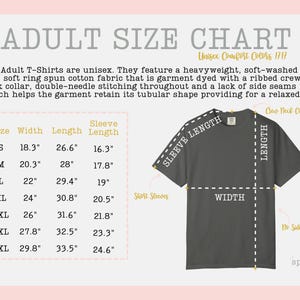 K&ouml;nnte beinhalten: Gr&ouml;&szlig;entabelle f&uuml;r Unisex-T-Shirts f&uuml;r Erwachsene. Die Tabelle enth&auml;lt die Ma&szlig;e f&uuml;r Breite, L&auml;nge und &Auml;rmell&auml;nge in cm f&uuml;r die Gr&ouml;&szlig;en S bis 4XL. Die Shirts bestehen aus weichem, ringgesponnenem Baumwollstoff.