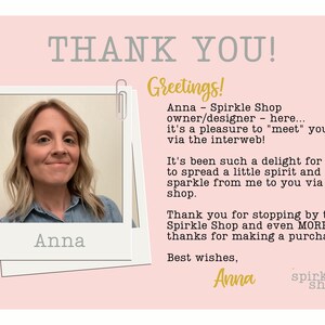 K&ouml;nnte beinhalten: Eine rosa Karte mit den Worten "THANK YOU!" und "Greetings!" in Grau und Gold. Ein Foto einer Frau namens Anna ist abgebildet, zusammen mit einem Text, der sich bei den Kunden f&uuml;r ihren Einkauf bedankt.