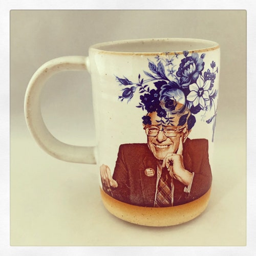 GRAPHICS & MORE Bern It All Bernie Sanders Burning Democrat Mug Blanc