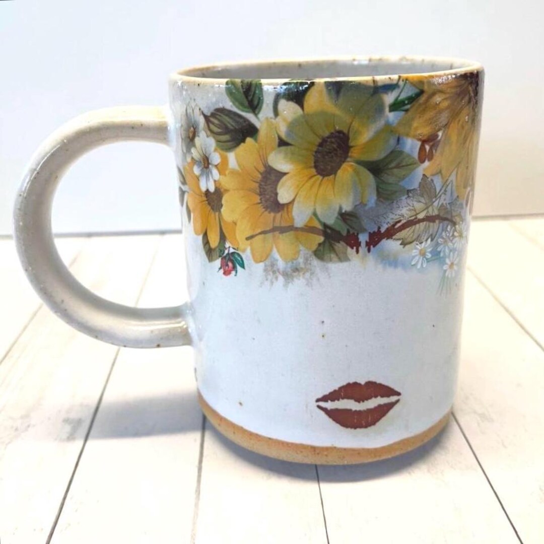 フリーダ・カーロ 陶器製マグカップ フリーダ・カーロ マグカップ：手作り花柄陶器コーヒーマグ、16オンス