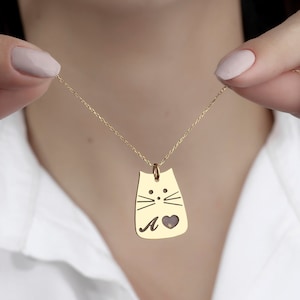 Colar de gato dourado personalizado - Inicial personalizada com coração - Presente para amantes de animais - Pingente de gatinho fofo - Pingente de gato exclusivo para mulheres