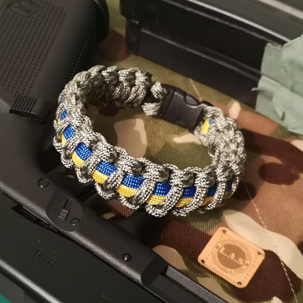 Drapeau de l'Ukraine, support avec le bracelet paracorde des partisans de l'Ukraine