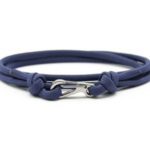Könnte beinhalten: Ein dunkelblaues Paracord-Armband mit einem silbernen Hakenverschluss.