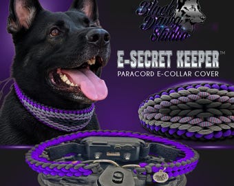 Op de afbeelding: Een zwarte hond draagt een paarse en grijze paracord e-halsbandhoes. De tekst luidt Black Dawg Studio E-Secret Keeper Paracord E-Collar Cover. De hoes heeft een gevlochten ontwerp in paars, grijs en zwart met een kleine metalen hanger eraan.