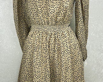 Vestido vintage de estilo campestre con estampado floral, escote de encaje y mangas abullonadas.
