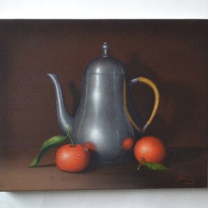 Puede incluir: Una pintura de bodegón con una tetera de plata con asa de madera y tres mandarinas naranjas sobre un fondo marrón.
