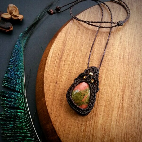 Unakite macrame hanger. Boheemse sieraden. Boho chic. Edelsteen ketting. Unakite ketting. Micro macrame hanger. Uniek design.