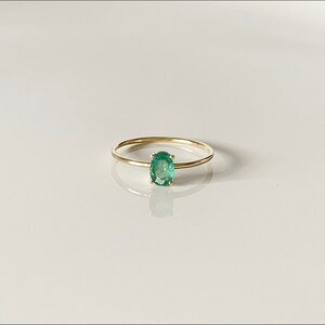 Anillo de oro de 14k con esmeralda: Anillo apilable con auténtica piedra preciosa verde.