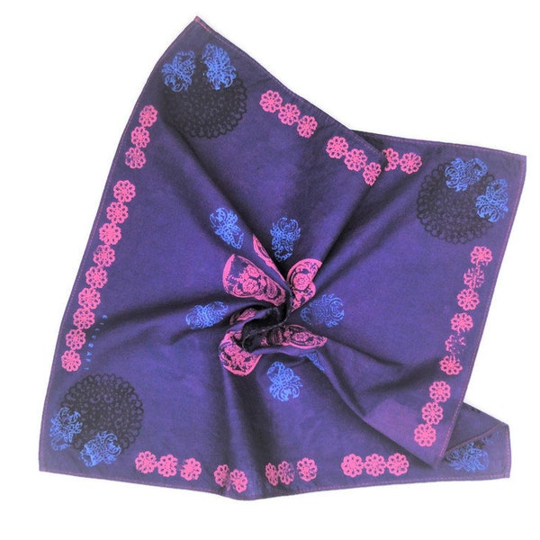 Foulard carré en coton violet, motif rose vif imprimé crâne de sucre et dentelle.