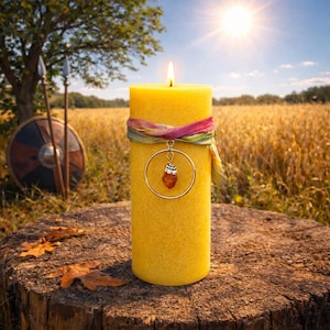 Vela mágica LUGH. Magia solar, fuerza, liderazgo y abundancia. Lughnasadh. Vela de pilar amarilla, colgante de citrino. 5 x 11,4 cm.