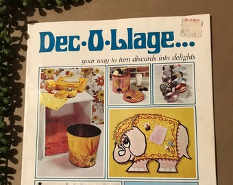 以下が含まれることがあります： 「Dec-O-Llage... 不要なものを喜びに変える方法」というタイトルのヴィンテージな本の表紙。表紙には、デコパージュのプロジェクトの例がいくつか紹介されており、装飾されたティッシュボックス、ゴミ箱、装飾された象、装飾されたデスクアクセサリーのセットなどが含まれています。