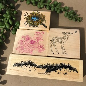 Juego de 5 sellos de goma montados en madera con motivos de bosque y naturaleza: nido de pájaro con huevos, flores de pensamiento, cervatillo/Bambi, hierba/colina cubierta de hierba -B2