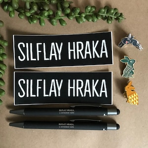SILFLAY HRAKA Watership Down Gift Pack ~ 3 Emaille Pins, 2 Stifte, 2 Sticker ~ Schwarzes Kaninchen von Inle / Fiver / Hazel-rah ~ Literarische Geschenke