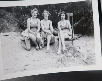 Lot de 4 photos vintage des années 1940 Bala Falls Ontario Snap Shots jeunes femmes maillot de bain n1-27