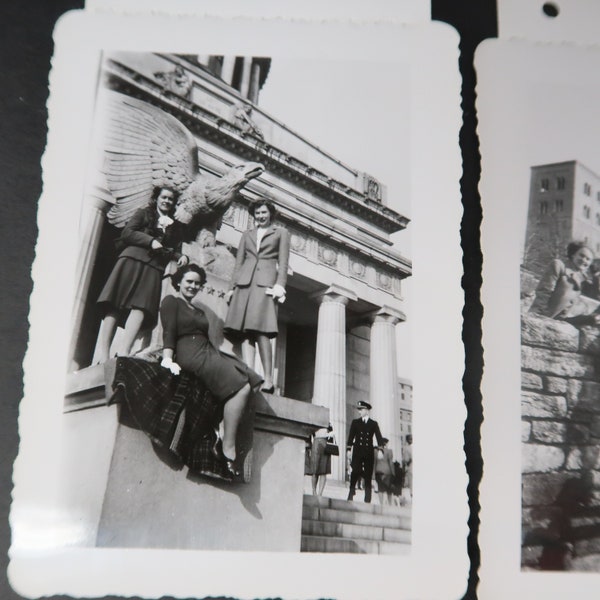 Lot of 16 Vintage Photos 1940s Young Women Trip to New York n1-39