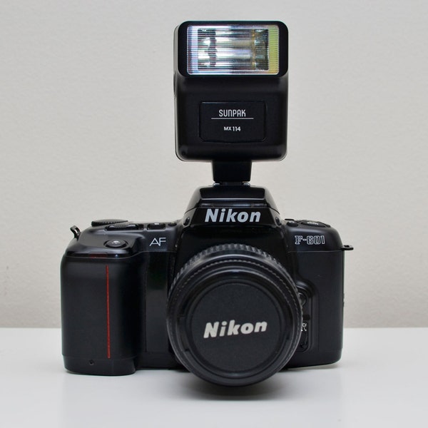 Nikon F-601 Film Camera /w Nikkor 35mm-80mm f4-5.6D lens