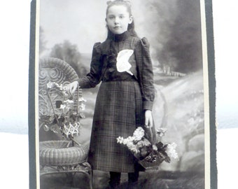 Tarjeta de gabinete Foto de estudio Niña niña con retrato de canasta Fotografía antigua P3