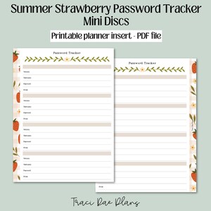Könnte beinhalten: Druckbarer Passwort-Tracker-Planer-Einsatz mit einem sommerlichen Erdbeer-Thema. Der Einsatz hat zwei Seiten mit einem floralen Rand und einem Erdbeermuster an der Seite. Der Text "Password Tracker" befindet sich oben auf jeder Seite.